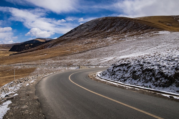 Bella strada invernale in tibet con cielo blu