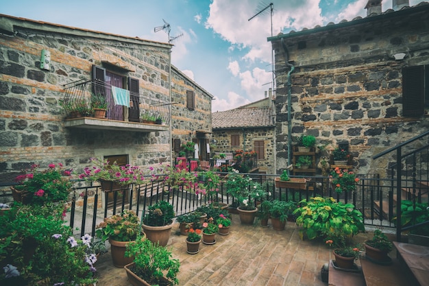 Bella strada italiana della città vecchia in Italia.