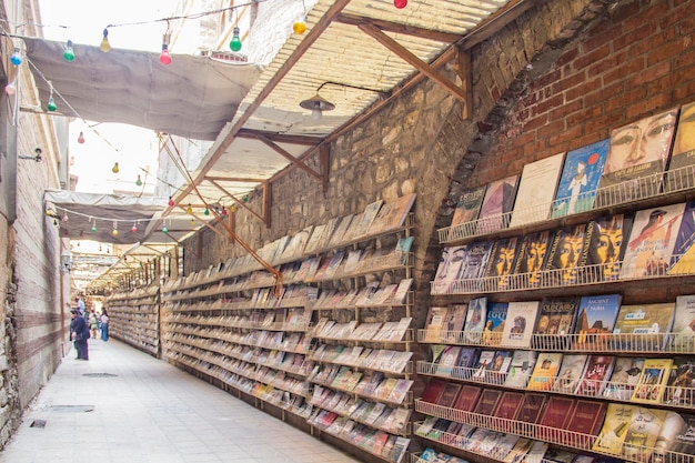 Bella strada storica con commercio di libri in copto Cairo, Egitto