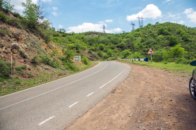 bella strada vicino alla sorgente della foresta