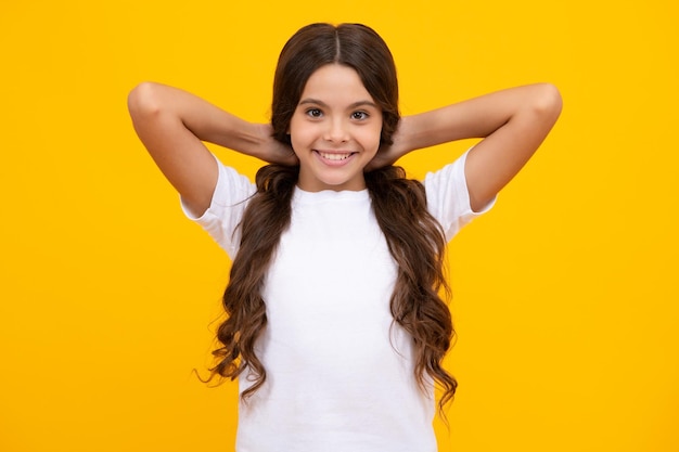 Bella studentessa adolescente Ritratto di ragazza della scuola dell'adolescente su sfondo isolato Scolaretta intelligente nerd bambino intelligente