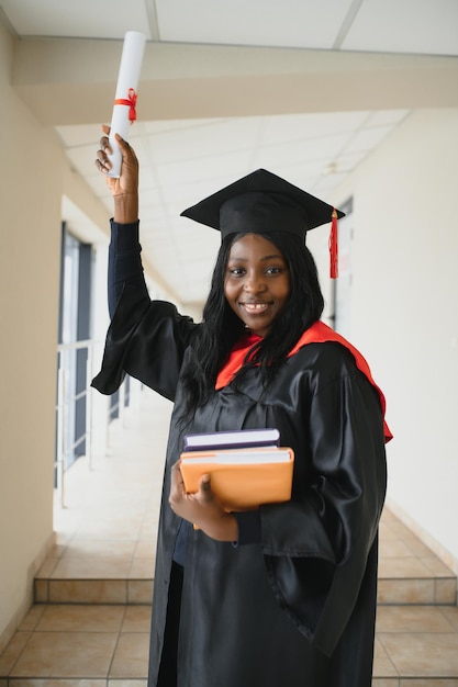 Bella studentessa africana con certificato di laurea