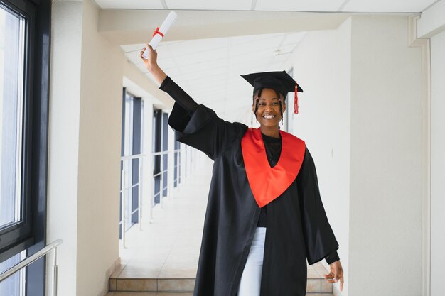 Bella studentessa africana con certificato di laurea