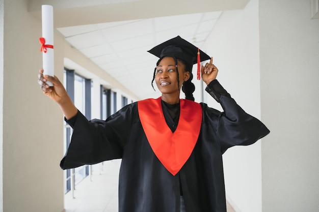 Bella studentessa africana con certificato di laurea