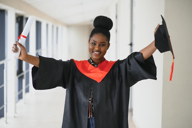 Bella studentessa africana con certificato di laurea