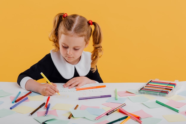 Bella studentessa che indossa un disegno uniforme