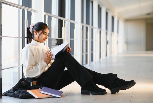 Bella studentessa universitaria indiana. Il concetto di istruzione superiore.