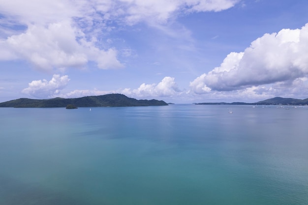 Bella superficie dell'acqua di mare Sfondo del cielo blu Vista a volo d'uccello del paesaggio del mare