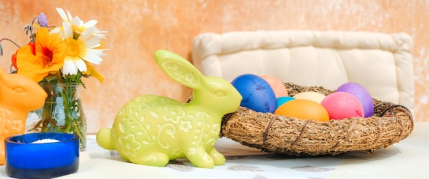 Bella tavola apparecchiata con coniglio di Pasqua e uova Banner