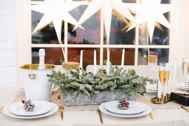 Bella tavola con decorazioni per l'albero di Natale nel soggiorno su uno sfondo