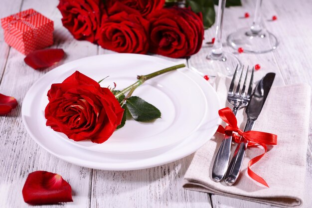 Bella tavola romantica con il primo piano delle rose rosse