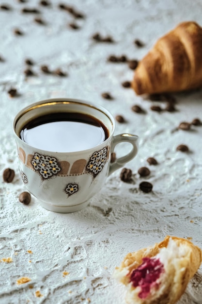 bella tazza di caffè bianca caffè caldo per colazione croissant freschi con caffè al cioccolato spi