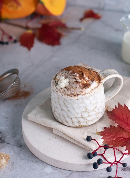 Bella tazza di caffè sul tavolo di legno con biscotti al cioccolato tono pastello verticale