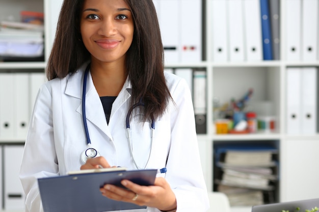 Bella tenuta femminile sorridente del medico