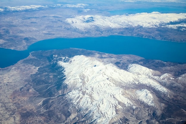 Bella terra e mare da un aeroplano di finestra