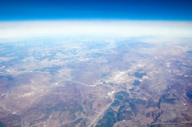 Bella terra e mare da uno sfondo di aeroplano finestra