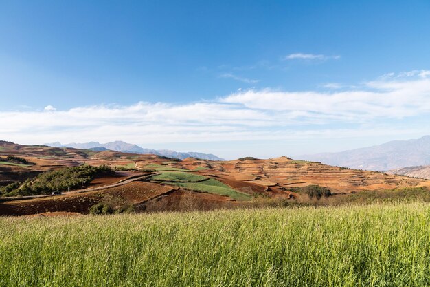 Bella terra rossa contro un cielo blu nel distretto di dongchuan kunming cityyunnan in Cina