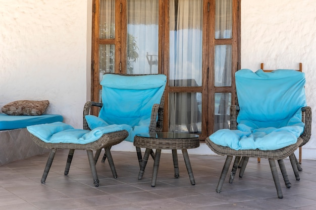 Bella terrazza con due sdraio vicino alla spiaggia tropicale vicino al mare dell'isola di Zanzibar, Tanzania, Africa