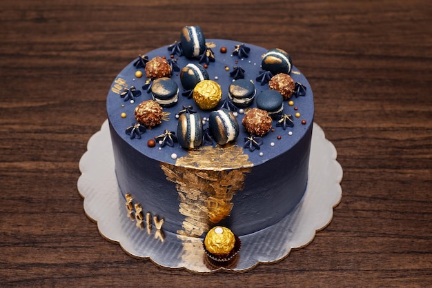 Bella torta blu decorata con macarons