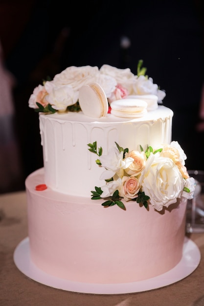 Bella torta con macarons e rose si trova sul tavolo