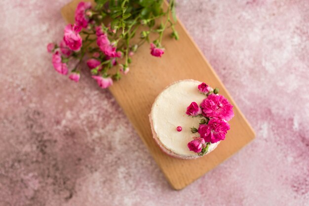 Bella torta di crema e frutti di bosco rosa