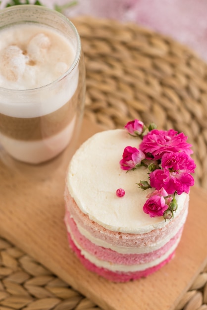 Bella torta di crema e frutti di bosco rosa