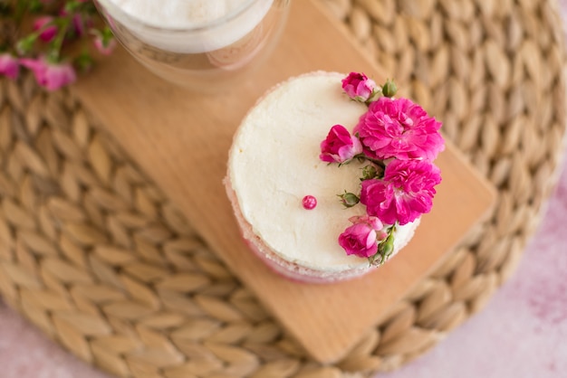 Bella torta di crema e frutti di bosco rosa