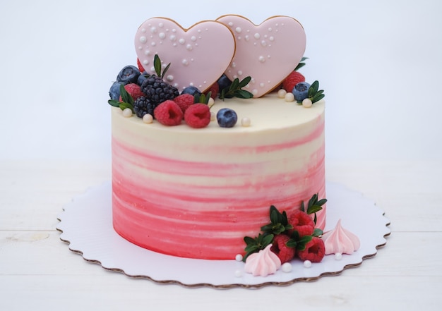 Bella torta di San Valentino decorata con lamponi freschi, more e mirtilli,