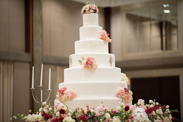 Bella torta nuziale con sfocatura dello sfondo