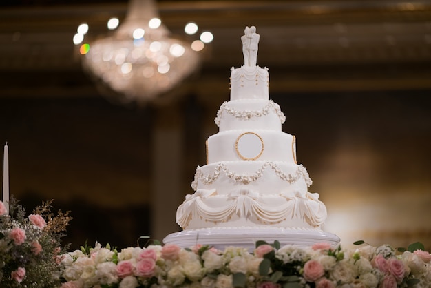 Bella torta nuziale con sfocatura dello sfondo