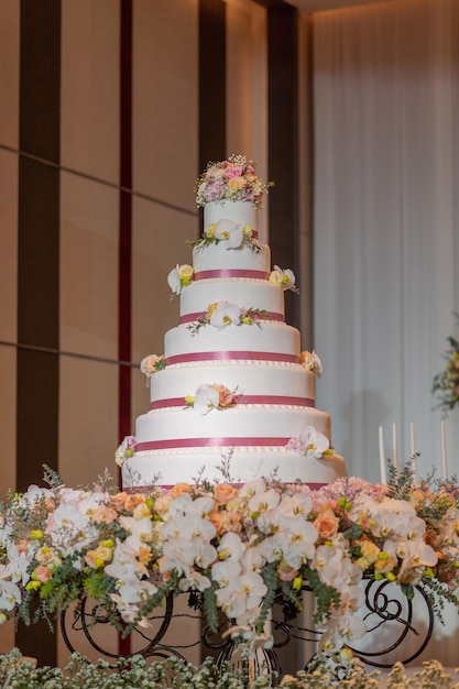 Bella torta nuziale con sfocatura dello sfondo