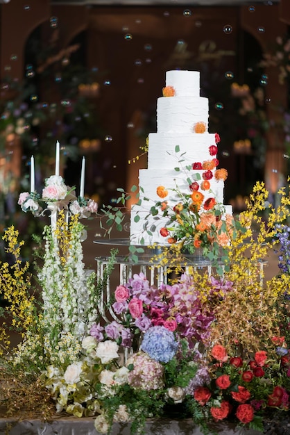 Bella torta nuziale con sfocatura dello sfondo