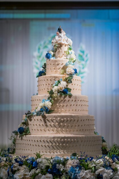 Bella torta nuziale con sfocatura dello sfondo