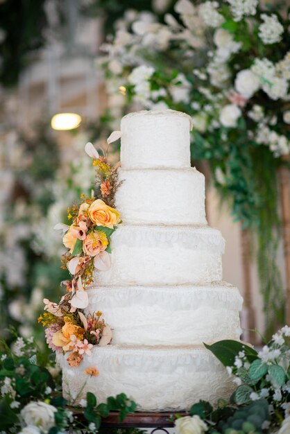 Bella torta nuziale con sfocatura dello sfondo