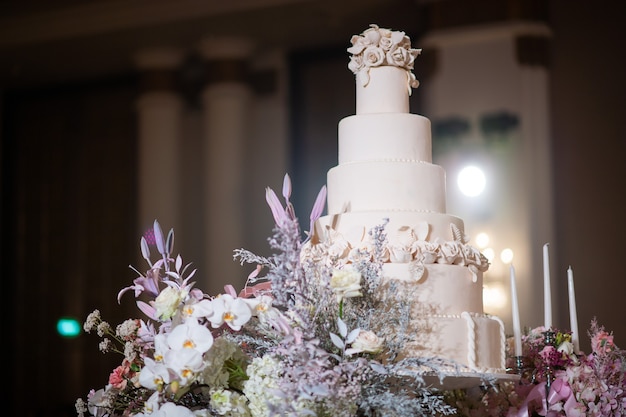 Bella torta nuziale con sfondo sfocato