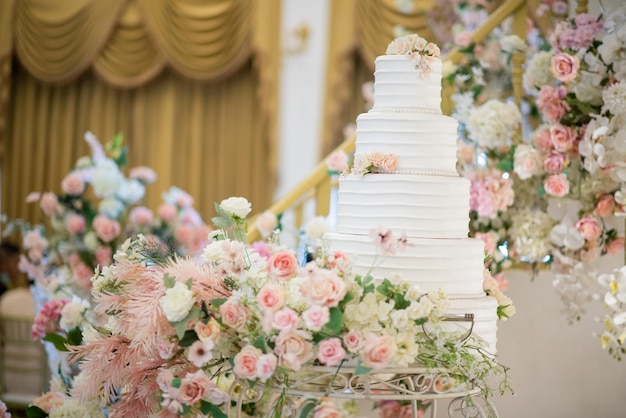 Bella torta nuziale con sfondo sfocato