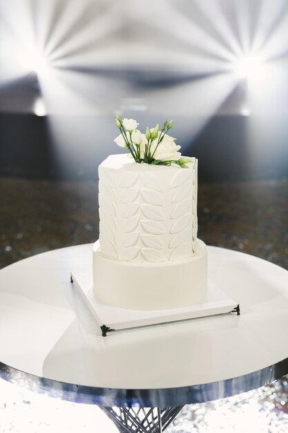 Bella torta nuziale per gli sposi al matrimonio. Una torta di compleanno a un banchetto.