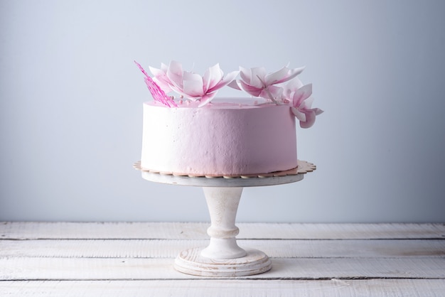 Bella torta nuziale rosa decorata con fiori