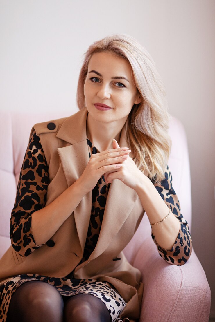 Foto bella ubicazione sorridente della donna sul sofà e sullo sguardo