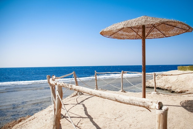 Bella vacanza al mare sullo sfondo del paesaggio naturale