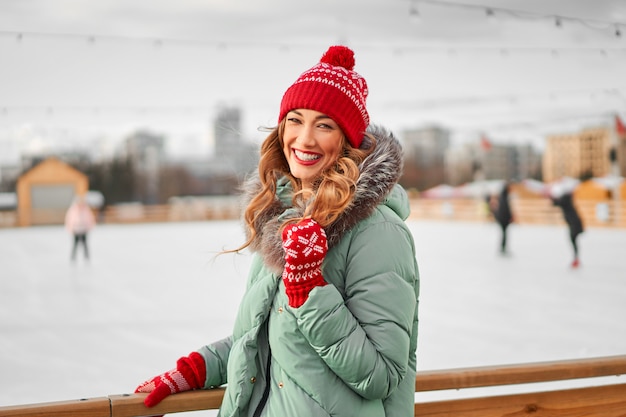 Bella vacanza invernale caucasica donna felice