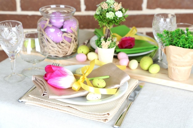Bella vacanza messa in tavola di Pasqua su sfondo luminoso