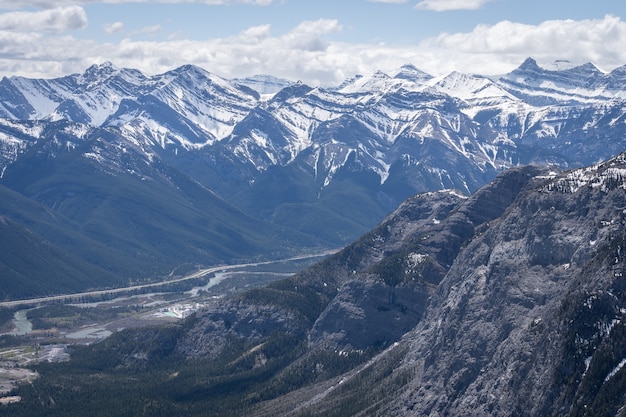 Bella valle alpina, a Mt Yamnuska trail, Canadian Rockies, Alberta, Canada