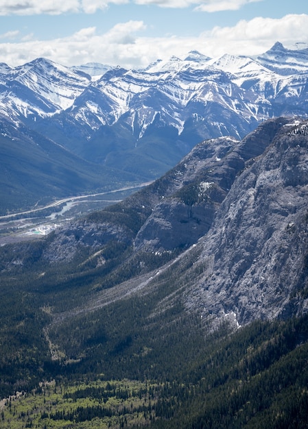 bella valle alpina, vista da mt yamnuska nelle montagne rocciose canadesi, alberta, canada