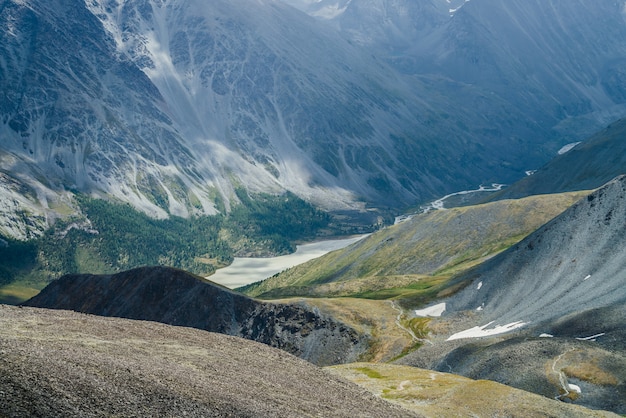 Bella valle con lago di montagna