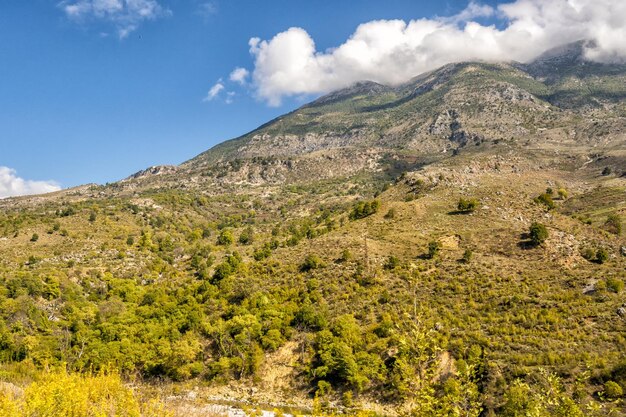 Bella valle di montagna con dolci colline e nuvole