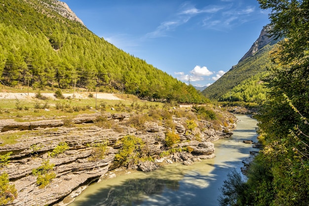 Bella valle di montagna con dolci colline e nuvole