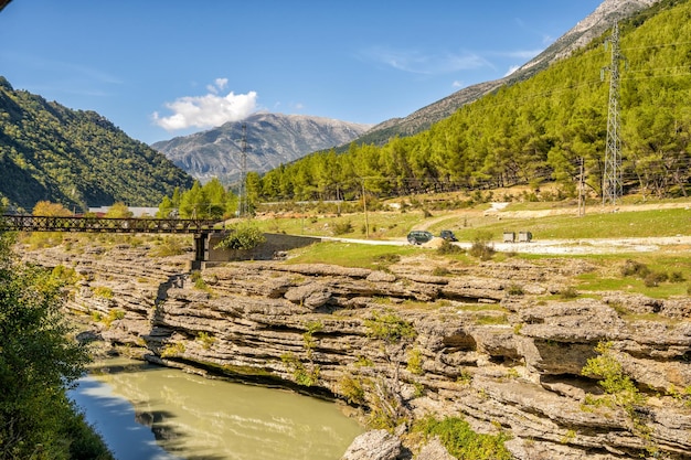 Bella valle di montagna con dolci colline e nuvole