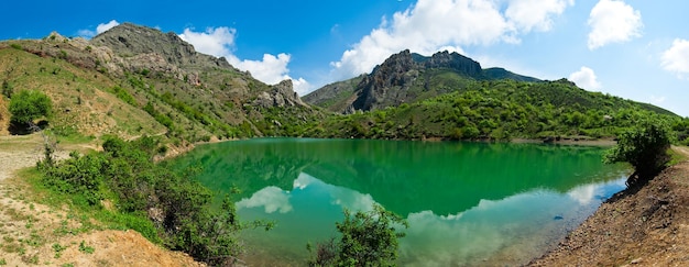 Bella valle soleggiata tra le montagne con nuvole lussureggianti in Crimea Ucraina