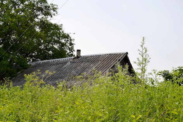 Bella vecchia casa colonica abbandonata in campagna